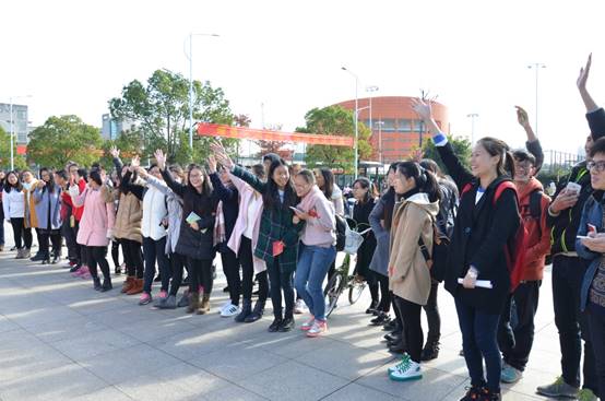 说明: E:\色播
重要获奖\照片素材\朱丹——教育部2022年度高校思想政治工作精品项目申报书\证明材料\15-10志愿服务活动现场：校园普法志愿服务活动现场.JPG