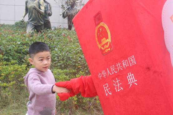 说明: E:\色播
重要获奖\照片素材\1、“保驾护航”普法宣传照片\2020年11月赴钱塘新区少年宫开展普法志愿服务活动现场.jpg